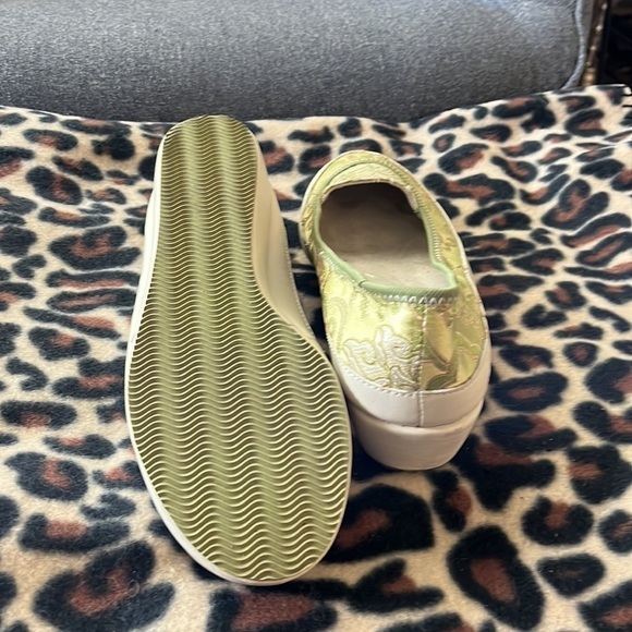 Ernie’s plus size 8 comfort mini wedges. Floral light green pattern - Picture 6 of 6